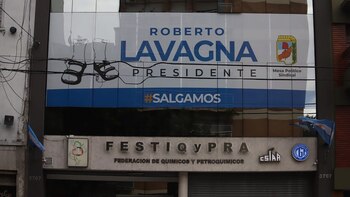 El cartel de respaldo que