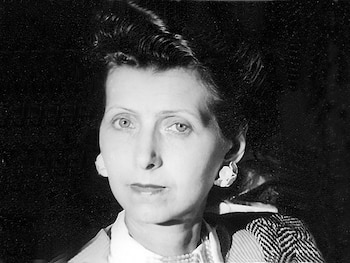 Germaine Derbecq a los 40