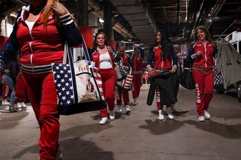 Los bailarines de Wizdom tras