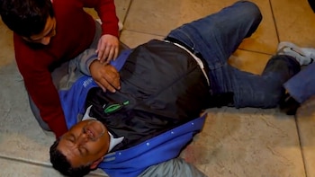 El hombre cayó al suelo