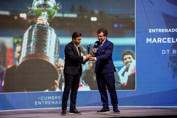 Alejandro Domínguez premia a Marcelo