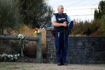 Un policía en el cementerio