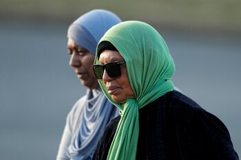 Dos mujeres dejan el cementerio