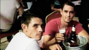 Pereira -de remera blanca- junto