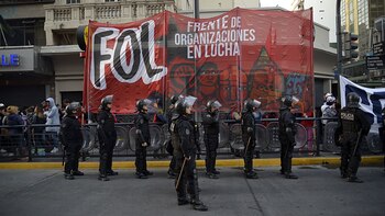La Policía llevó a los manifestantes hacia la vereda para evitar los cortes de calles