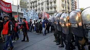 La Policía se formó con los escudos para mover a la gente de la calle. (Gustavo Gavotti)