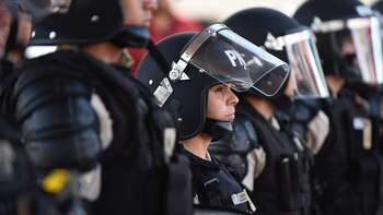 En la foto, personal de Prefectura Nacional. (Colin Boyle)