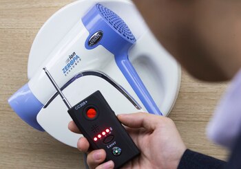 Un policía usa un detector