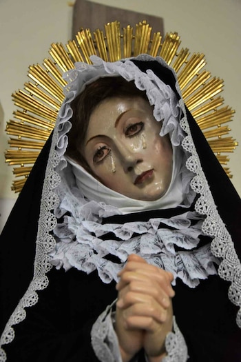 De acuerdo con su iconografía original, es una Virgen Dolorosa, ya que muestra el rostro con lágrimas, refleja dolor por el sufrimiento de su hijo, lleva sus manos entrelazadas a nivel del pecho y porta una daga que apunta al corazón. (Foto: Melitón Tapia / INAH)