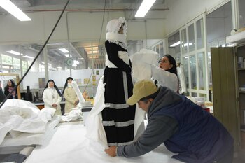 Fue trasladada a los talleres de la CNCPC del INAH para su intervención y estudio, acompañada de las monjas del convento de Jesús María, quienes en todo momento han estado al pendiente del avance (Foto: Melitón Tapia / INAH)