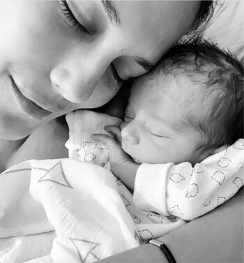 Luli Fernández junto a indalecio.