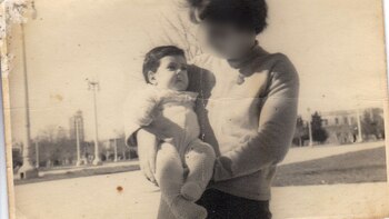 María Laura Delgadillo en brazos