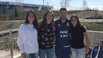 Las futbolistas, con el astro