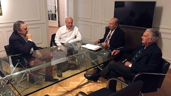 Lavagna junto a dirigentes de