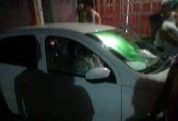 La gente inmediatamente rodeó el auto en el que fue acribillado el padre (Captura de pantalla)