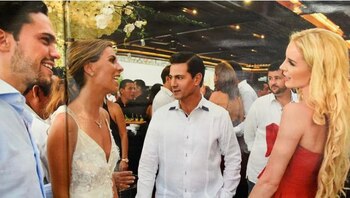 Ella con un vestido strapless