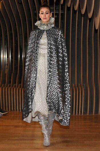 Total look metalizado. Botas, capa