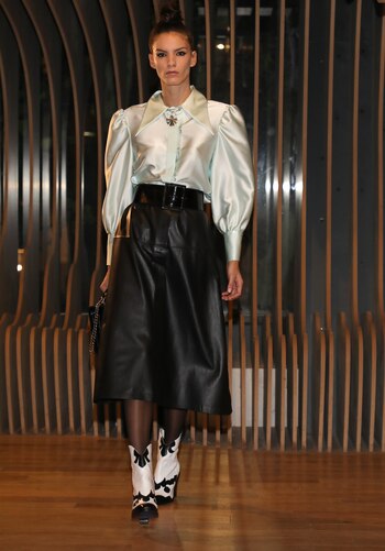 Blusas con mangas acampanadas con