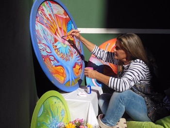 En plena labor artística.