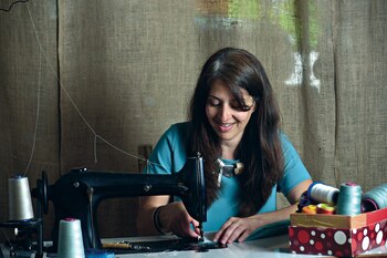 Mercedes sentada en la máquina