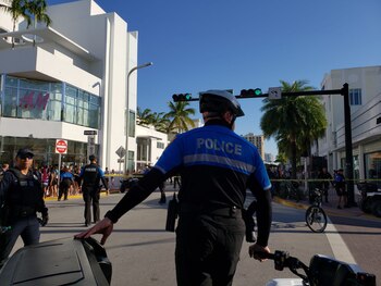 Policía en Avenida Collins y