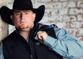 Además de cantante, prestó su