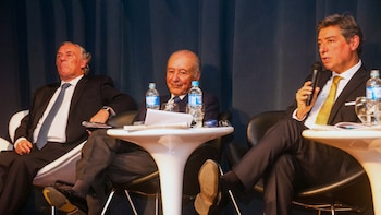 Con el micrófono en la