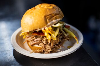 Su especialidad es el pernil,