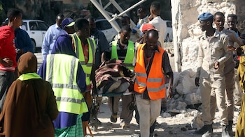 Civiles transportan el cuerpo sin