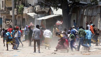 Civiles corren después de una