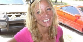 Según su Facebook, sostenía una