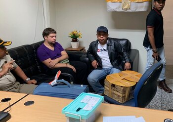 Zhestkov, a la izquierda, continúa