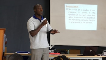 Tabichi es profesor de ciencias