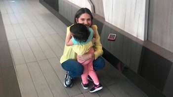 Rosales junto a su hija