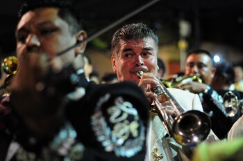 Los mariachis deben pagar para