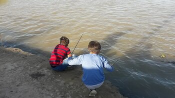 Nico junto a su hermano