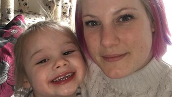 Valeria Hawkett y su hija Tega.