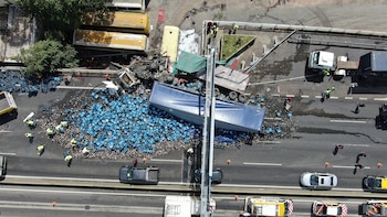 El camión volcó toda su