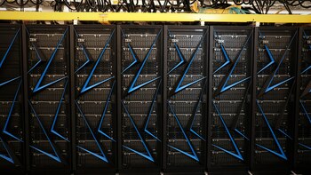 Summit, la supercomputadora construida para el Laboratorio Nacional Oak Ridge en Tennessee, tiene un largo aproximado de dos canchas de tenis (Shawn Poynter/The New York Times)
