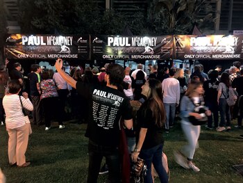 Puesto de merchandising oficial adentro