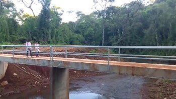 El puente peatonal mide 16