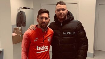 Lionel Messi junto al representante