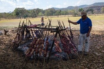 Un asador prepara carne para