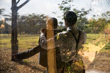 Un invitado ayuda al novio