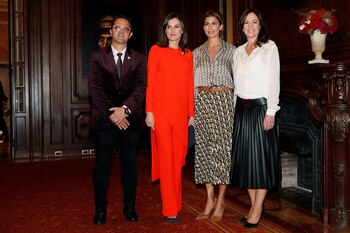 La reina Letizia junto a