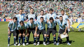 Arriba: Demichelis, Carrizo, Gago, Lucho