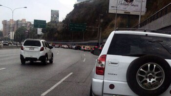 Los venezolanos, desesperados, buscan señal