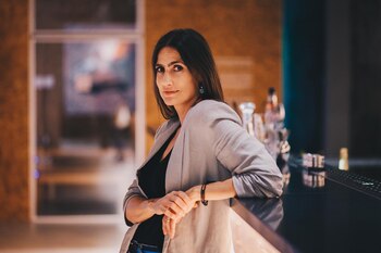 Para Mona, una bartender puede