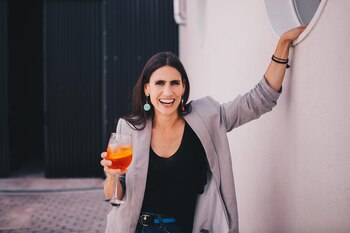 Mona Gallosi, con un cóctel