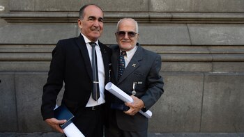 El comodoro Valdecantos junto al